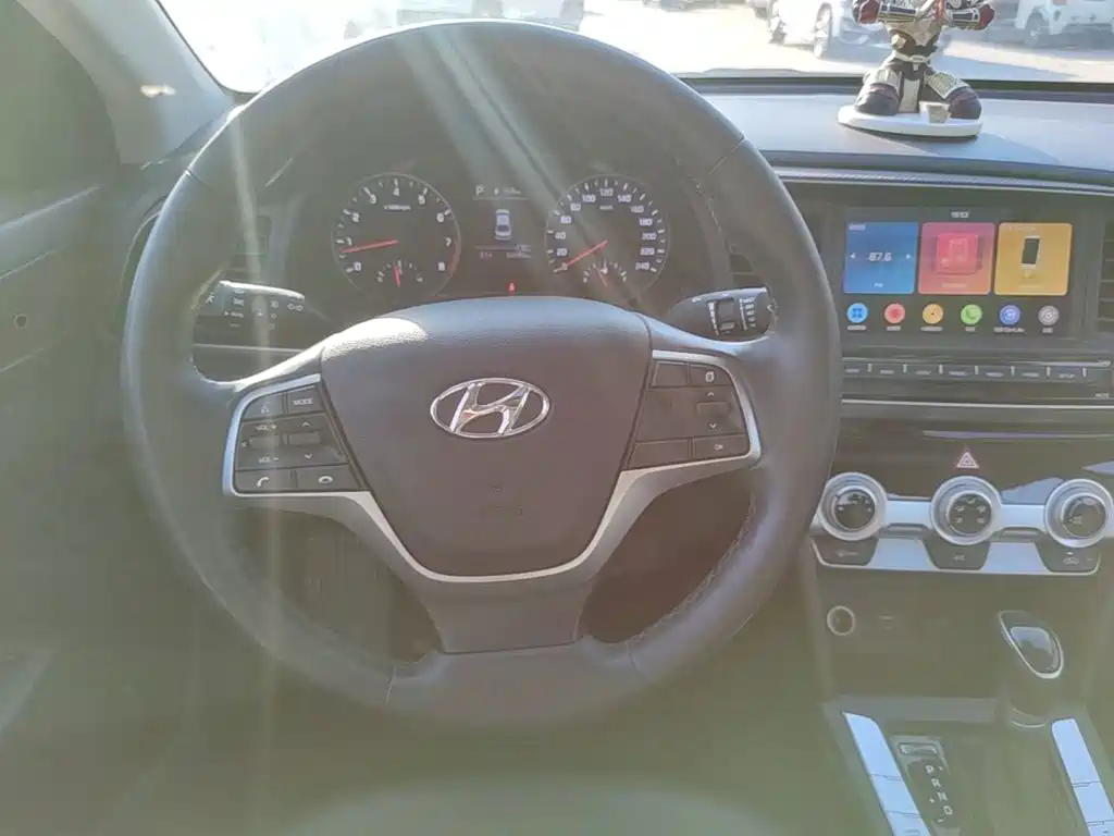 Hyundai Elantra — фото 11