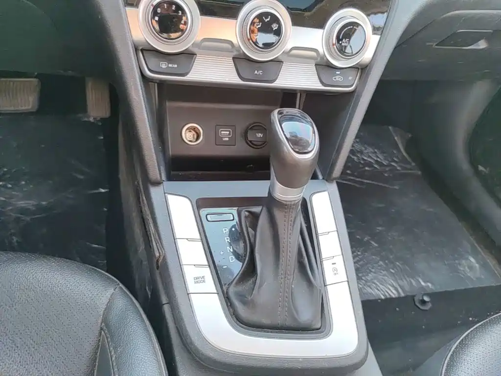Hyundai Elantra — фото 14