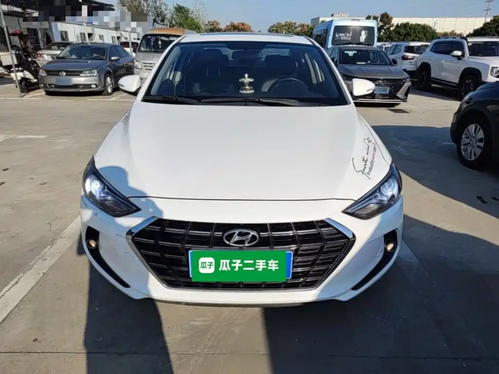 Hyundai Elantra — фото 3