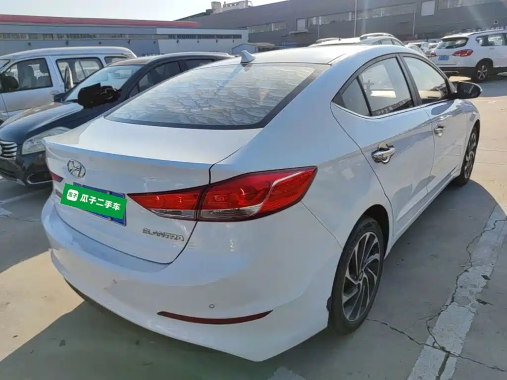 Hyundai Elantra — фото 7