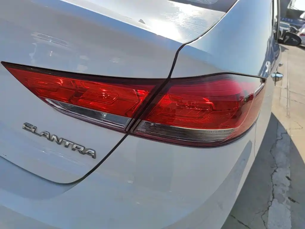Hyundai Elantra — фото 8