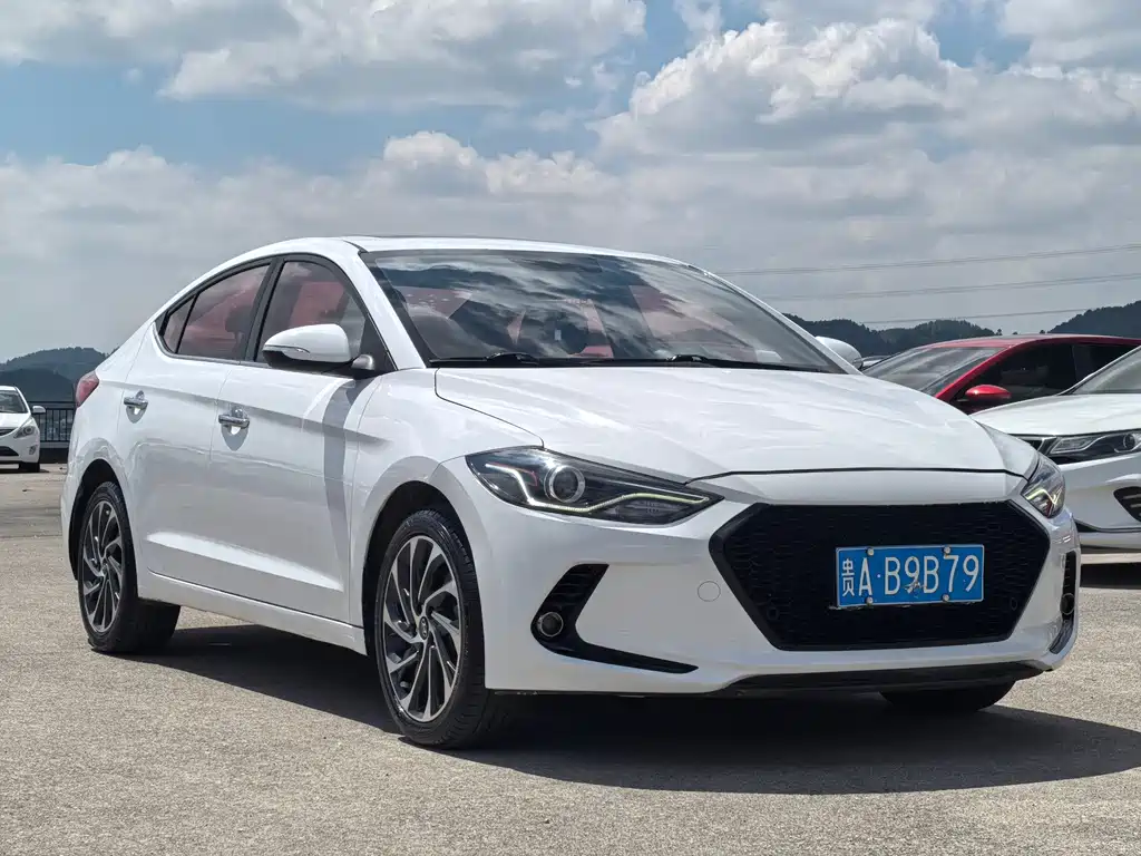 Hyundai Elantra — фото 3