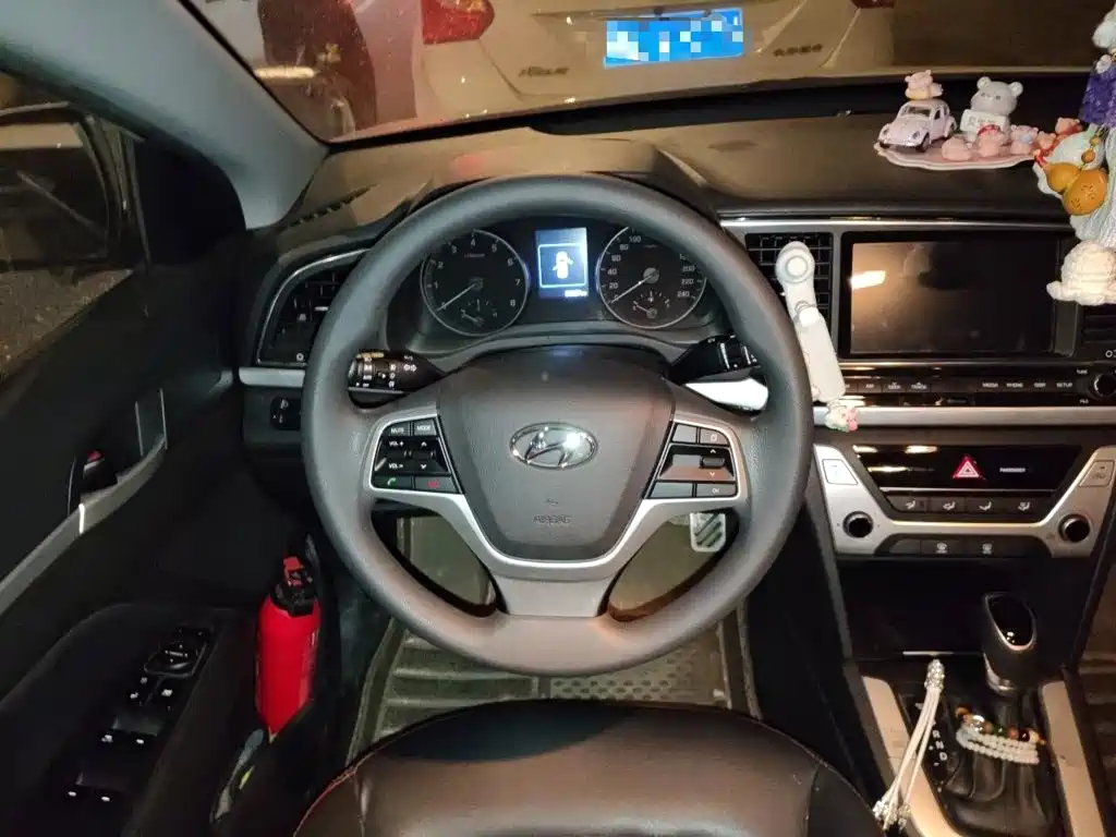 Hyundai Elantra — фото 3