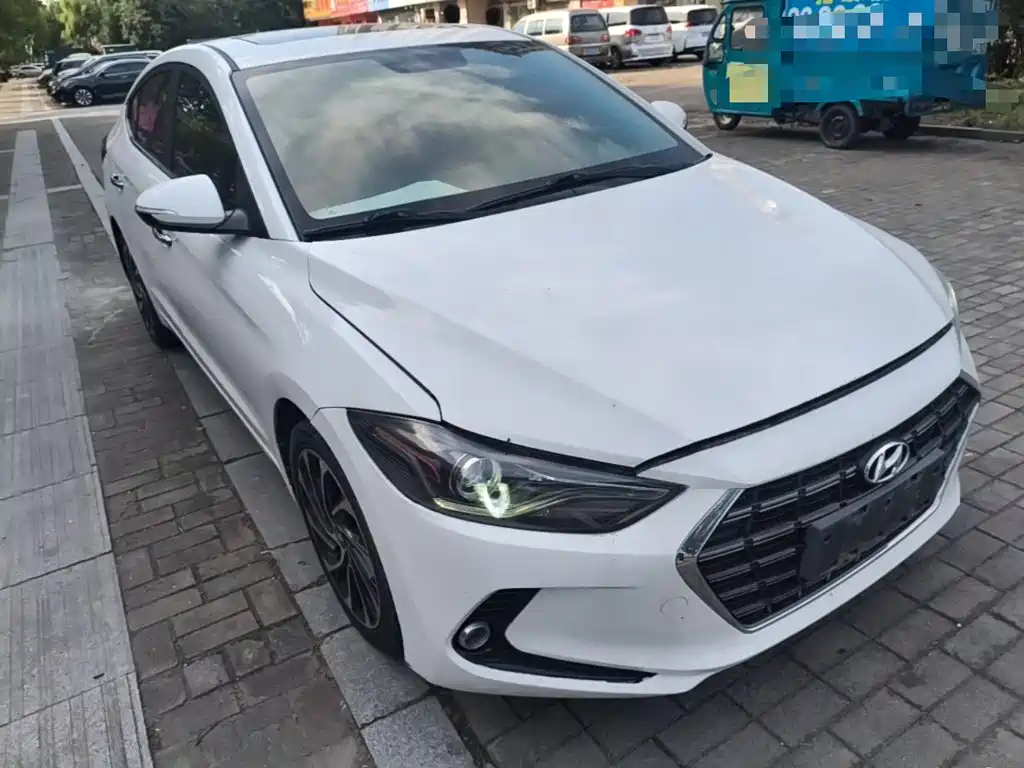 Hyundai Elantra — фото 4