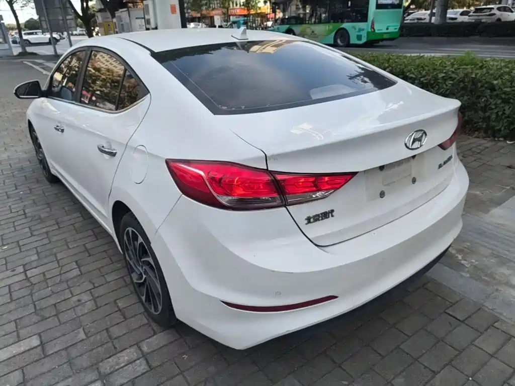 Hyundai Elantra — фото 5