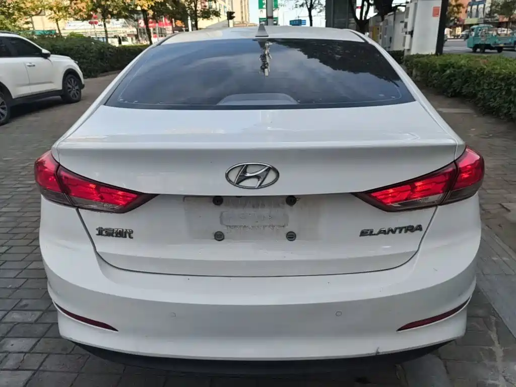 Hyundai Elantra — фото 6