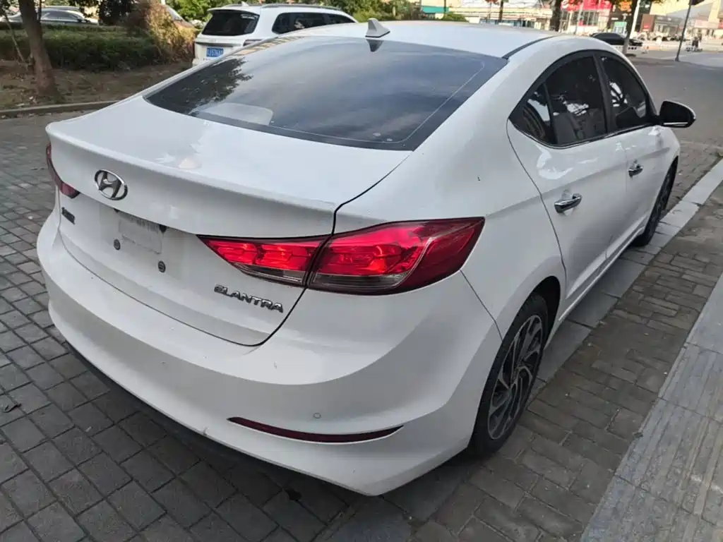 Hyundai Elantra — фото 7