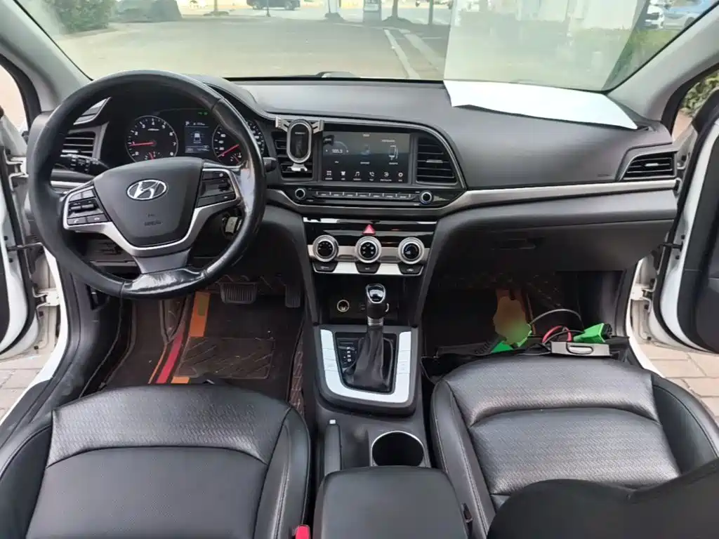 Hyundai Elantra — фото 10
