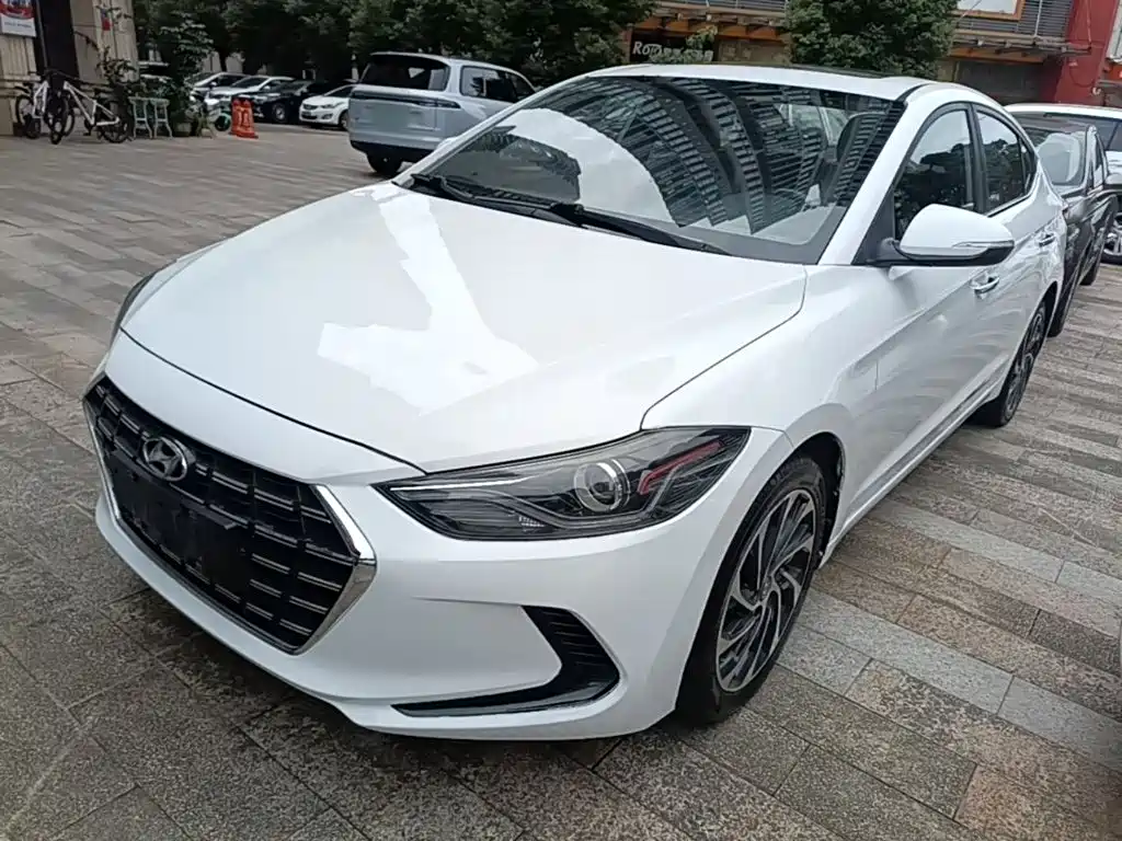 Hyundai Elantra — фото 2