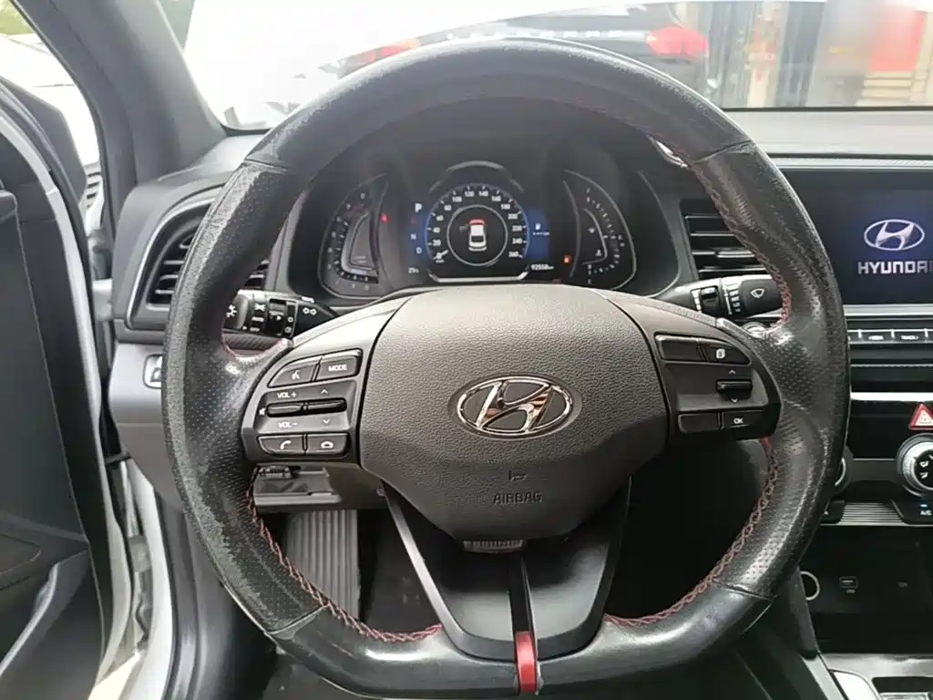 Hyundai Elantra — фото 11