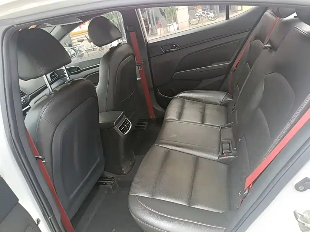 Hyundai Elantra — фото 17