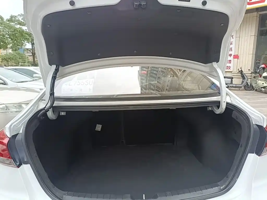 Hyundai Elantra — фото 19