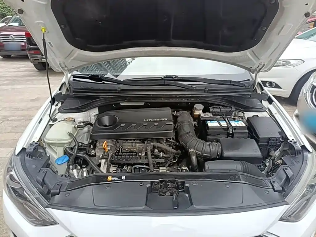 Hyundai Elantra — фото 20