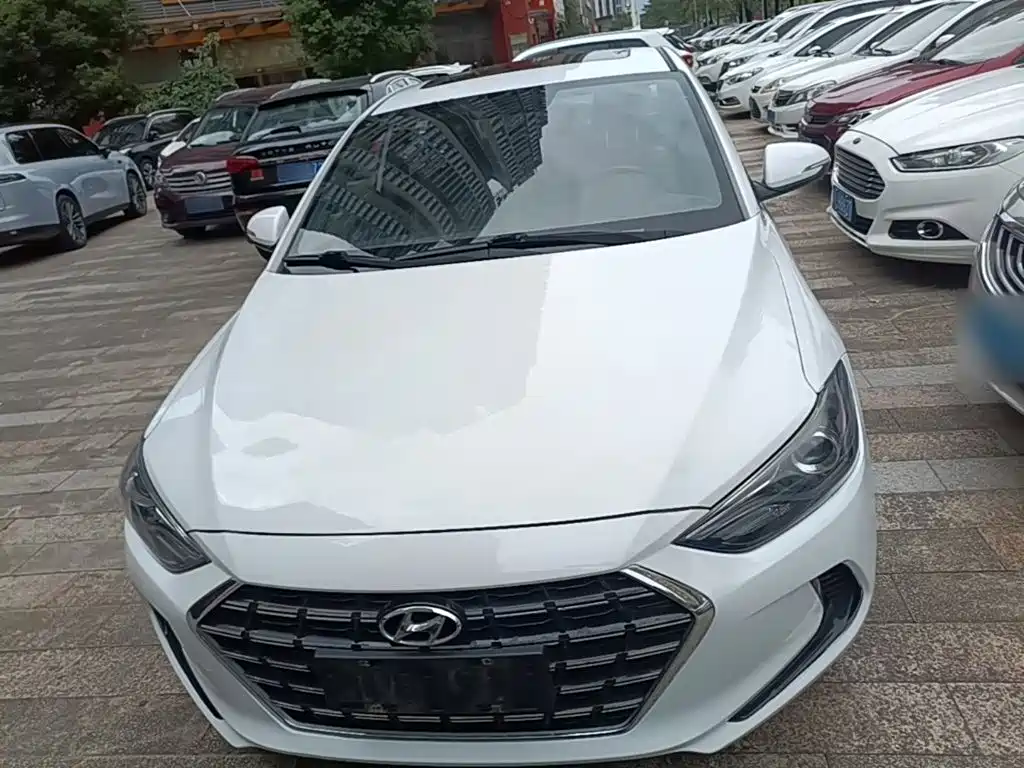 Hyundai Elantra — фото 3