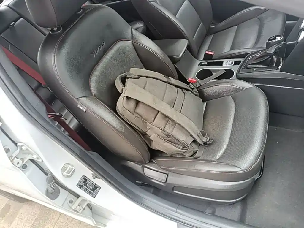 Hyundai Elantra — фото 25