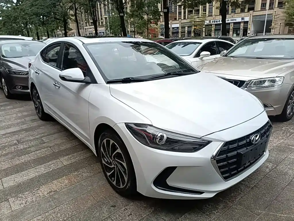Hyundai Elantra — фото 4