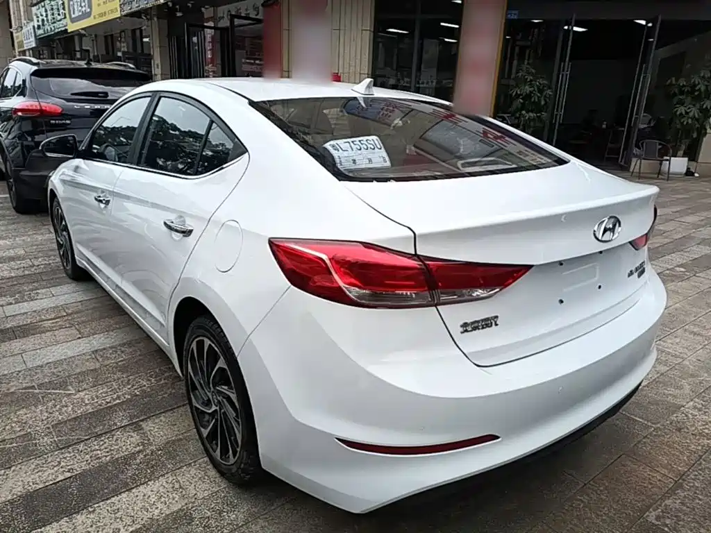 Hyundai Elantra — фото 5