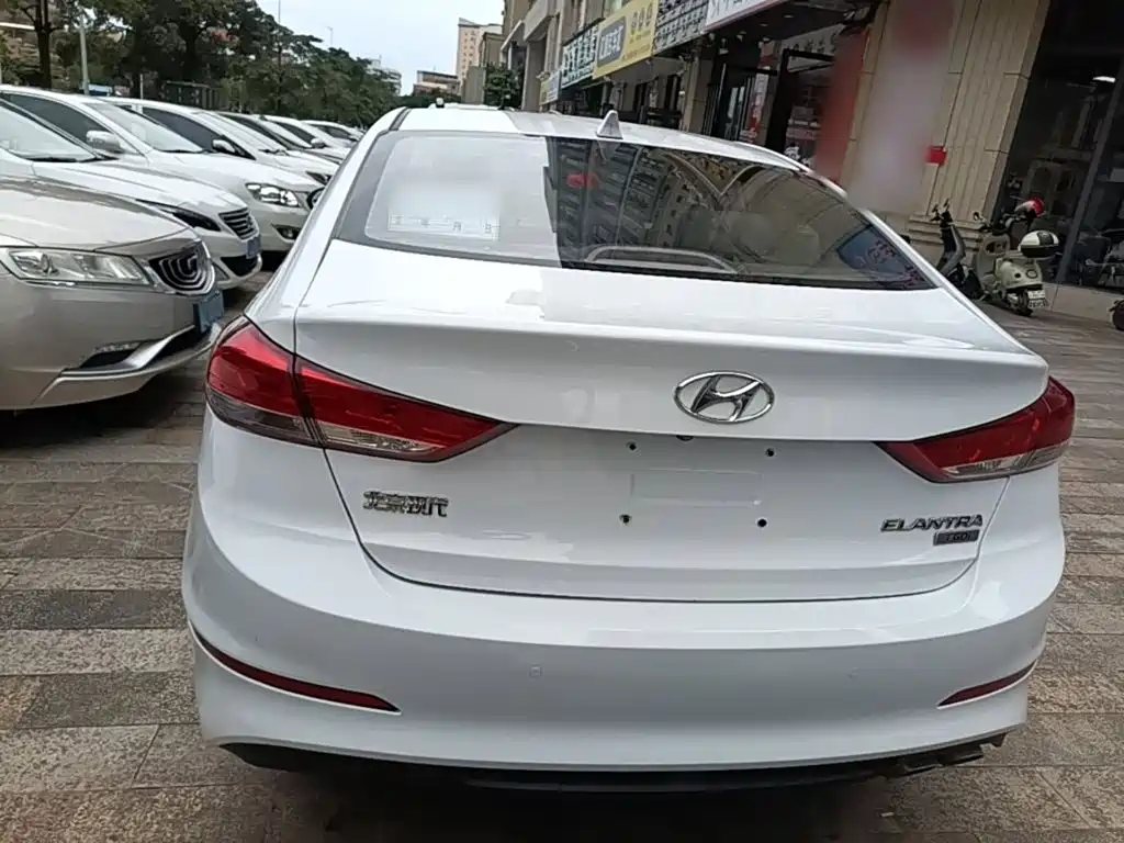 Hyundai Elantra — фото 6