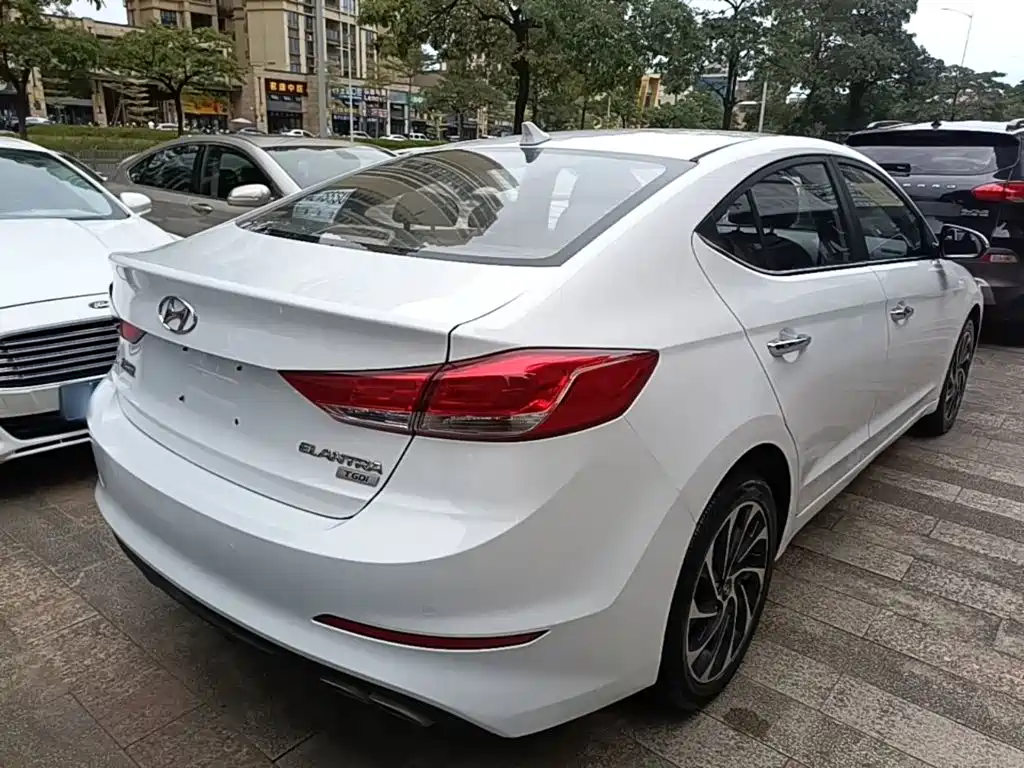 Hyundai Elantra — фото 7