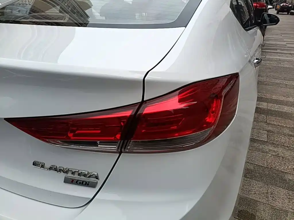 Hyundai Elantra — фото 8
