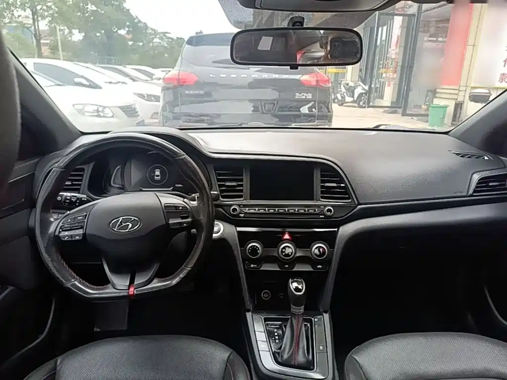 Hyundai Elantra — фото 10