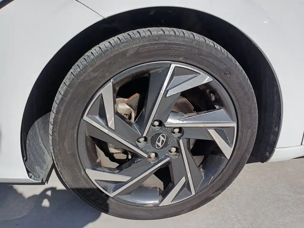 Hyundai Elantra — фото 13
