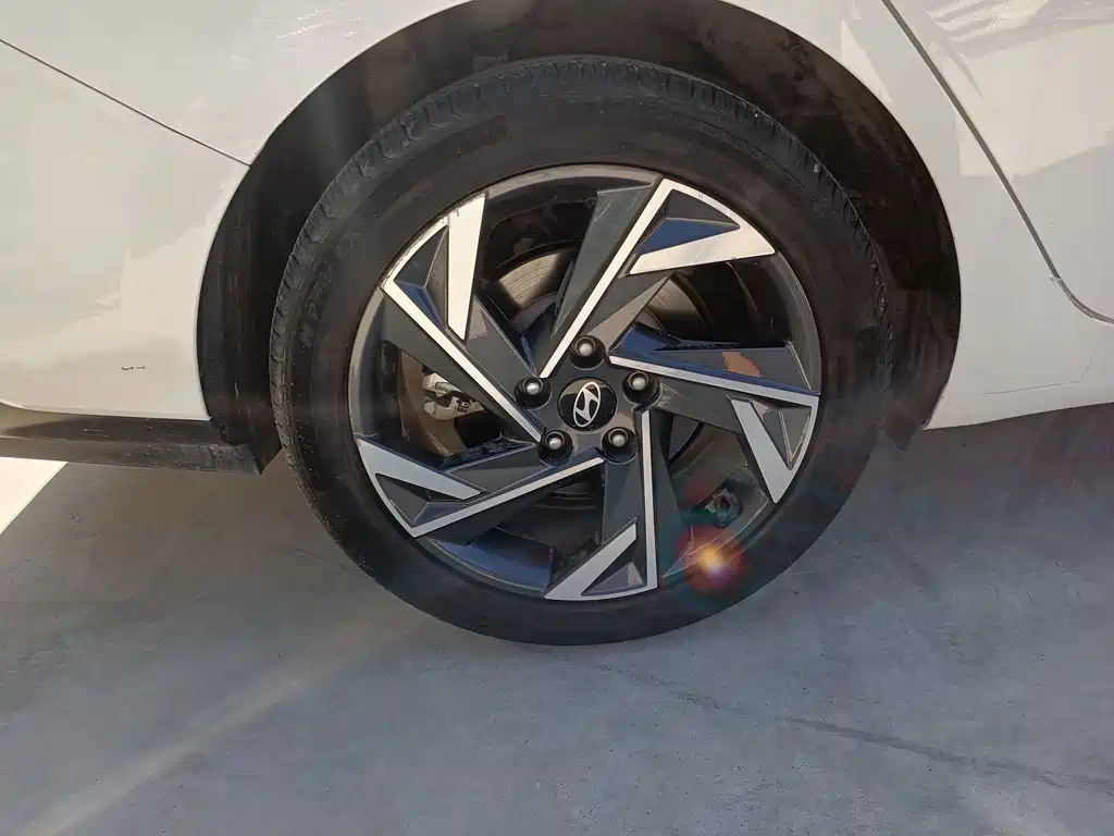 Hyundai Elantra — фото 15