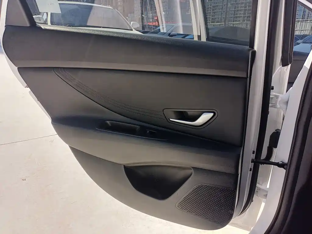 Hyundai Elantra — фото 23