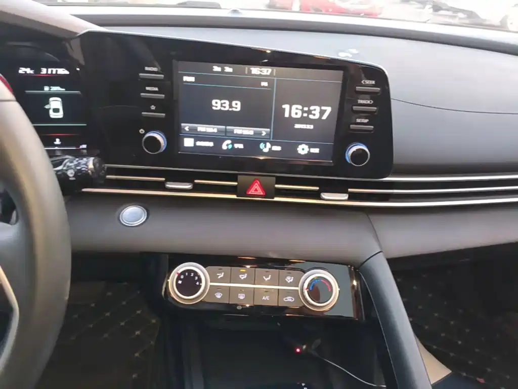 Hyundai Elantra — фото 13