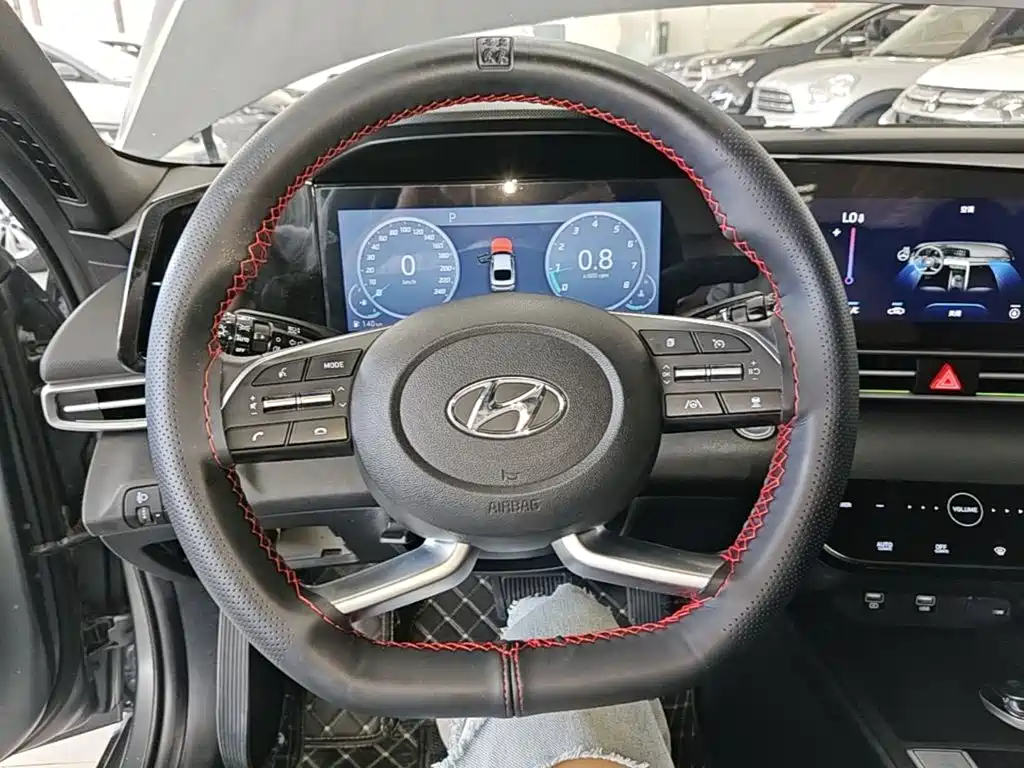 Hyundai Elantra — фото 11