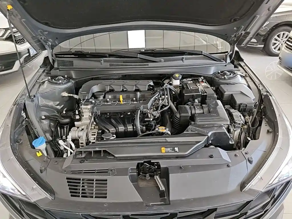 Hyundai Elantra — фото 20