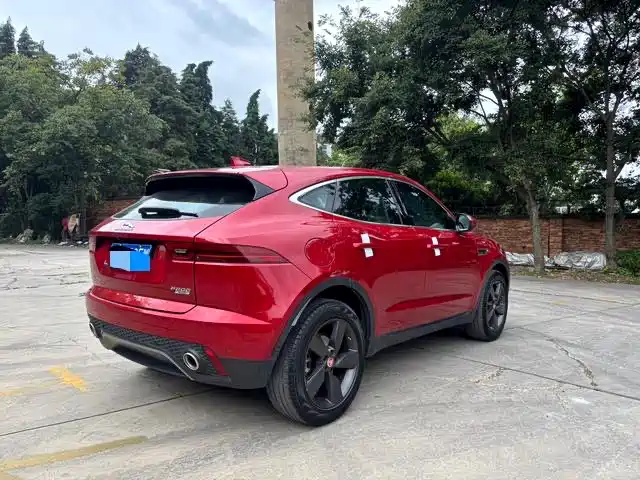Jaguar E-PACE — фото 8