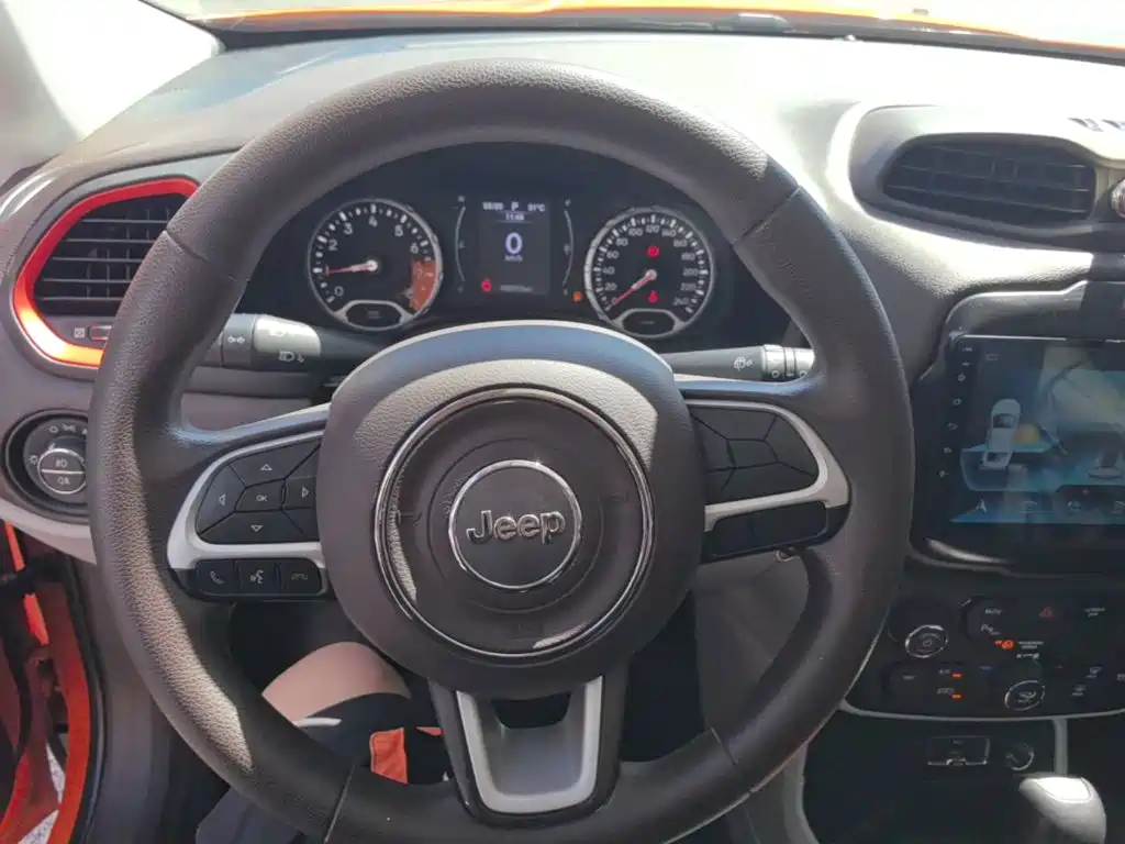 Jeep Renegade — фото 11