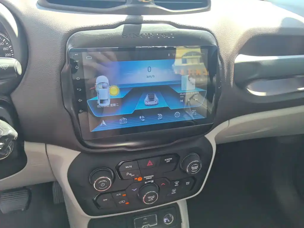 Jeep Renegade — фото 13