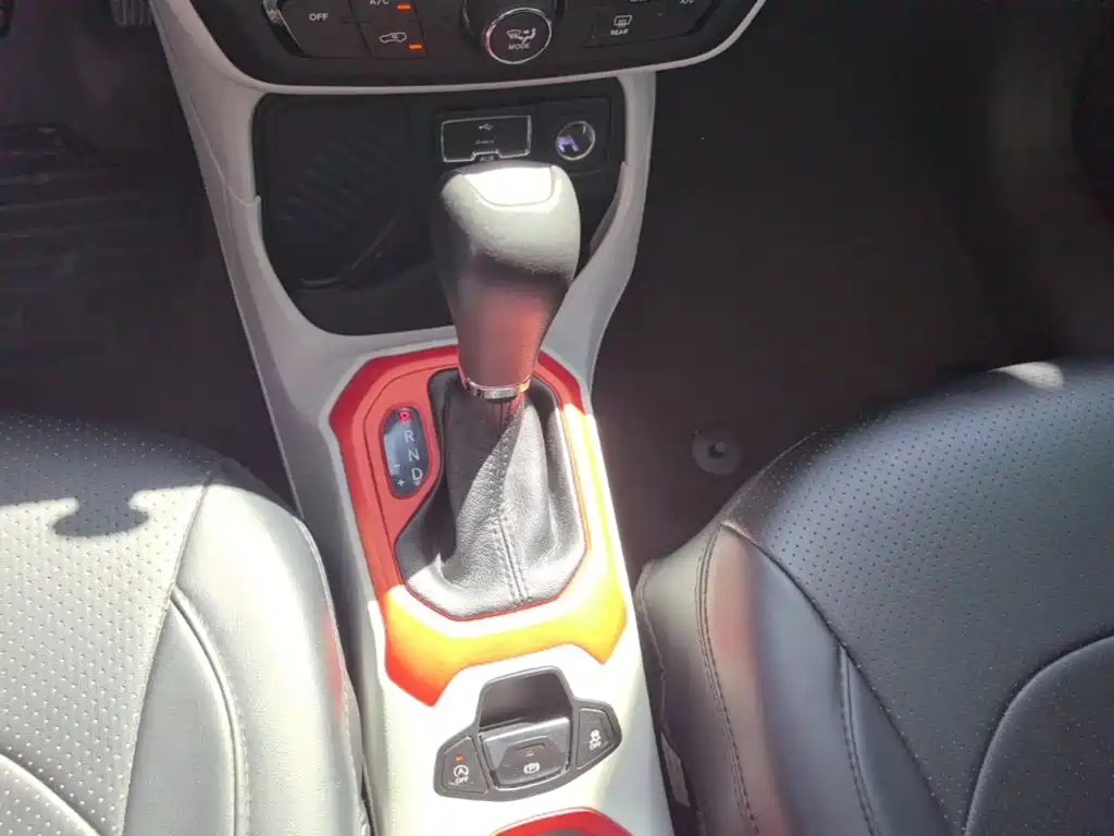 Jeep Renegade — фото 14