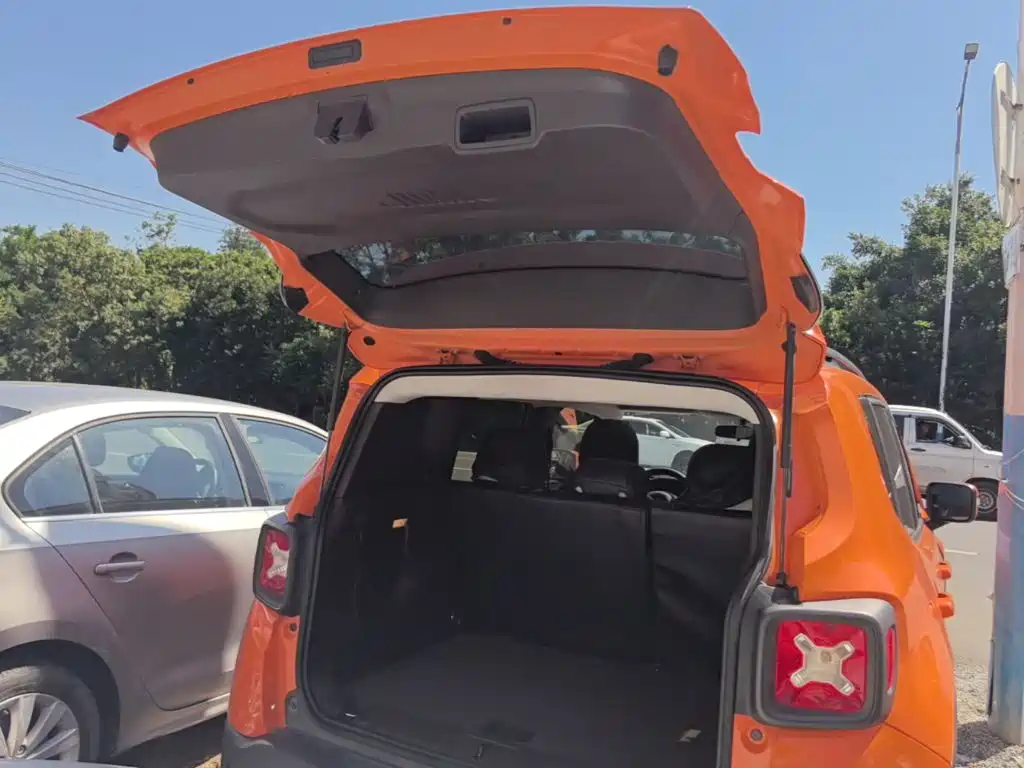Jeep Renegade — фото 19
