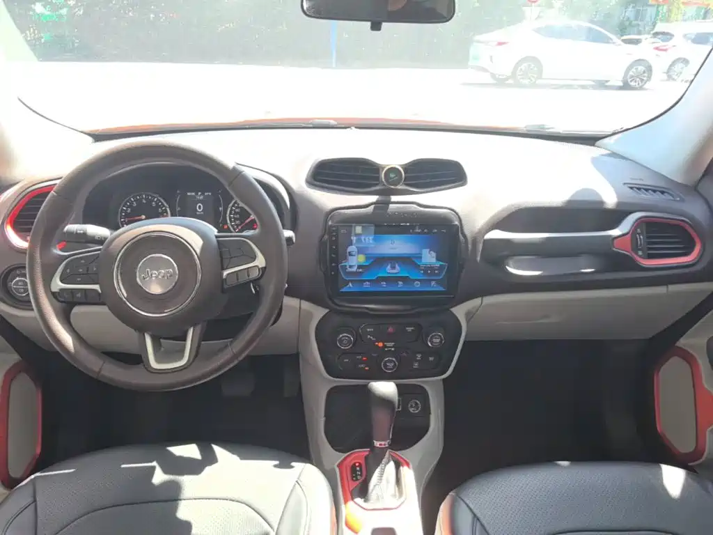 Jeep Renegade — фото 10