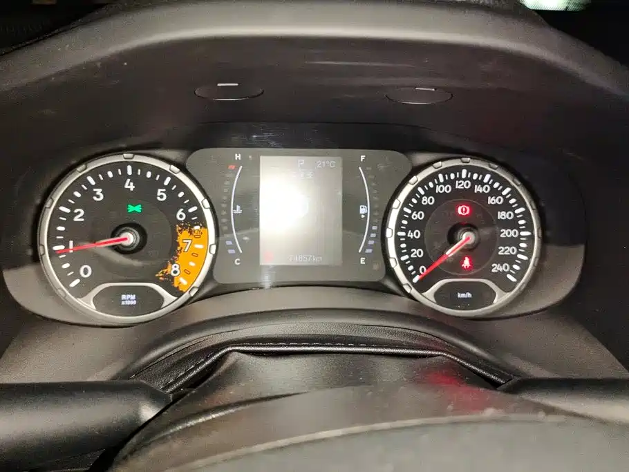 Jeep Renegade — фото 14