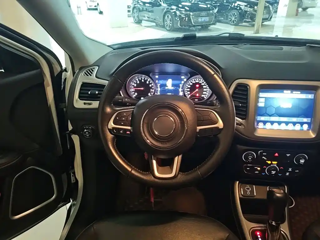 Jeep Compass — фото 11