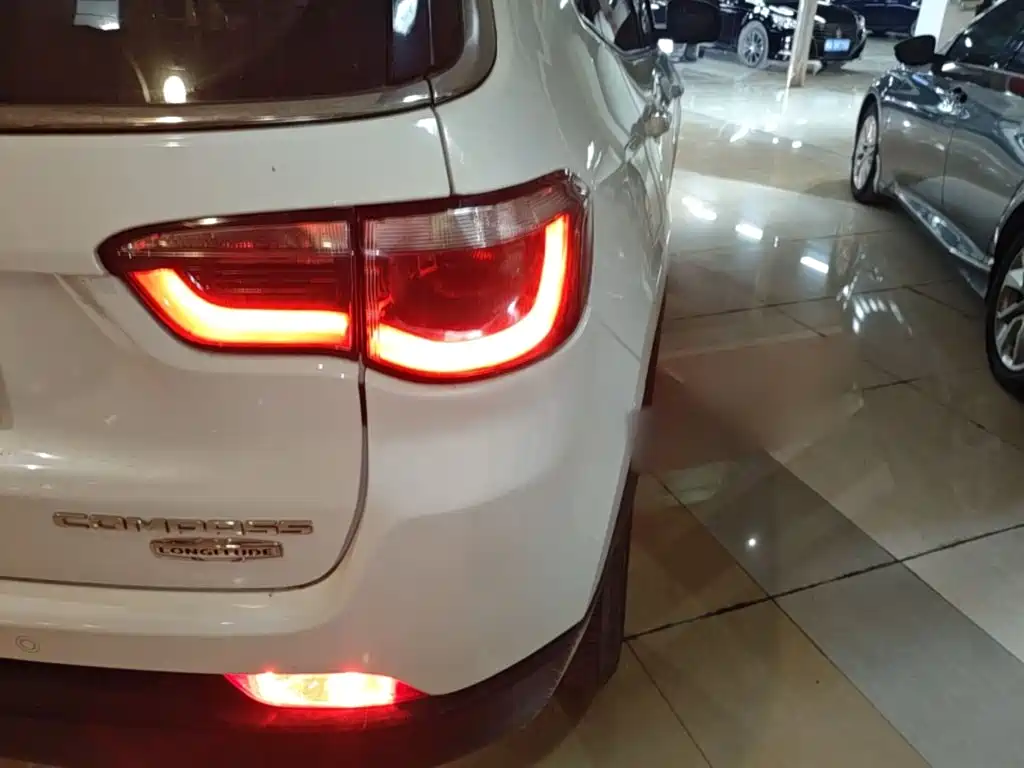 Jeep Compass — фото 8