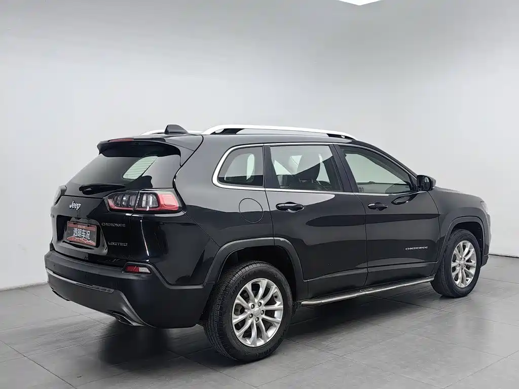 Jeep Cherokee — фото 2