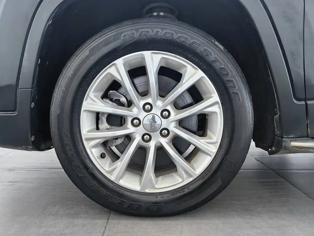 Jeep Cherokee — фото 17