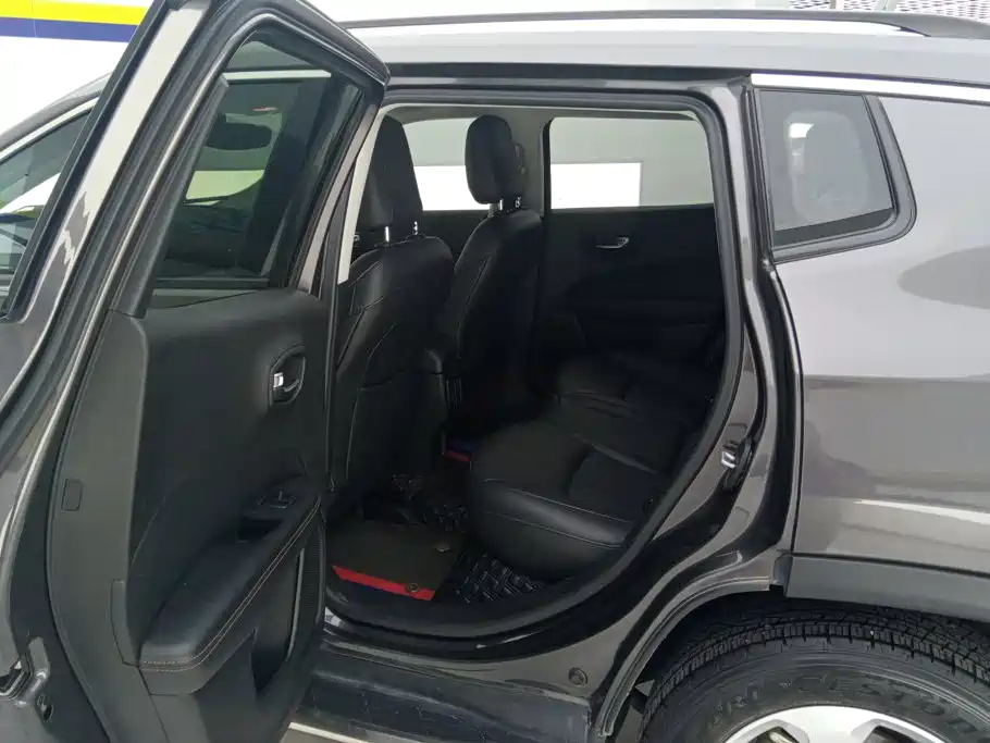 Jeep Compass — фото 11