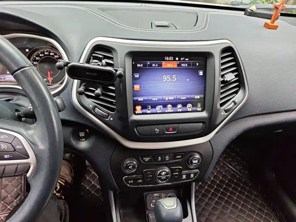 Jeep Cherokee — фото 9