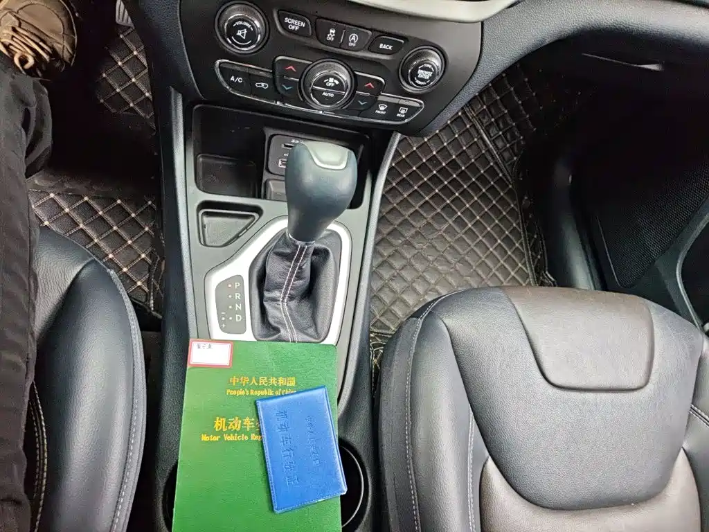 Jeep Cherokee — фото 10