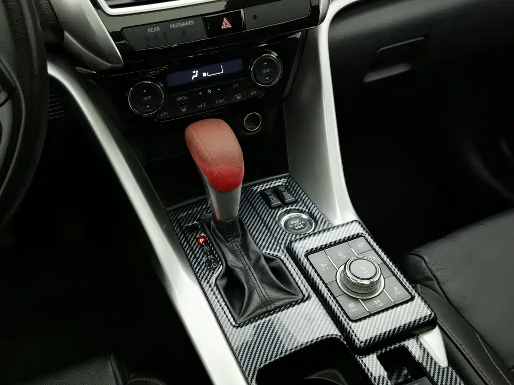 Mitsubishi Eclipse Cross — фото 13