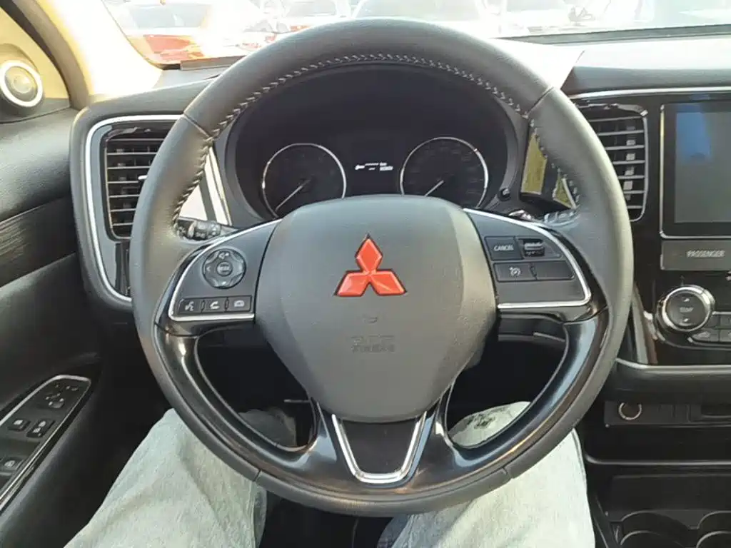 Mitsubishi Outlander — фото 11