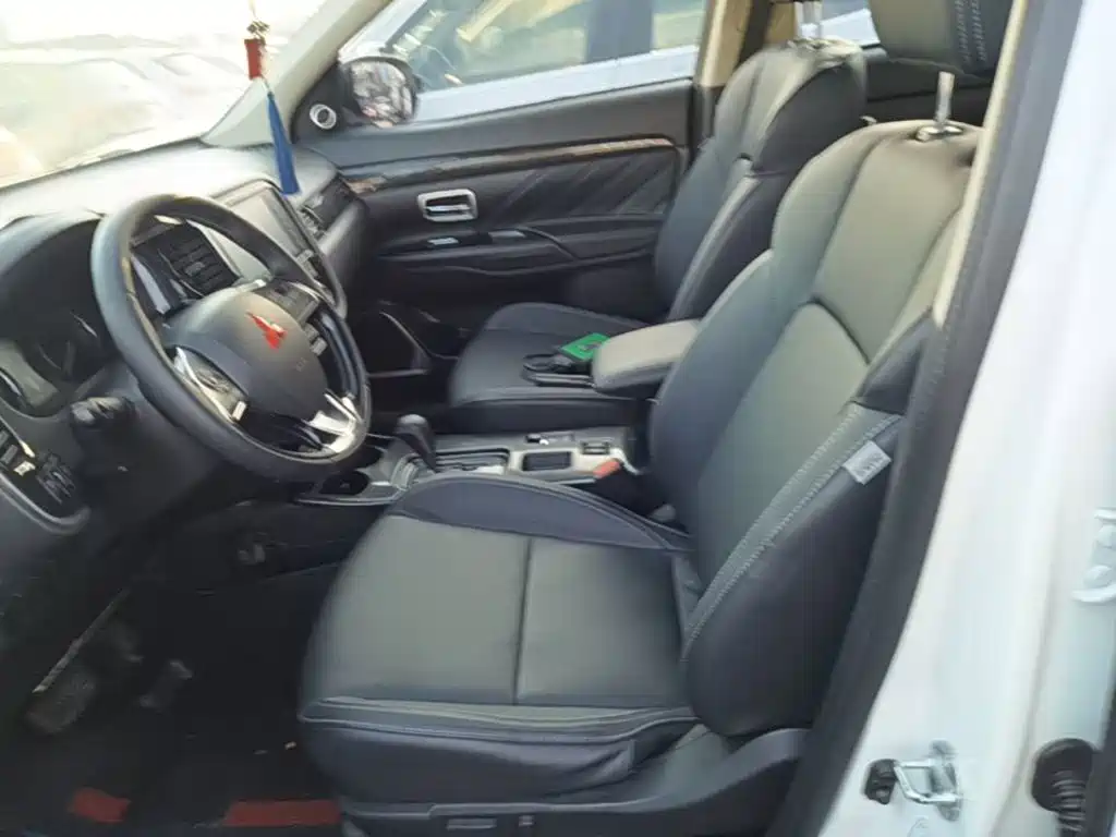 Mitsubishi Outlander — фото 15