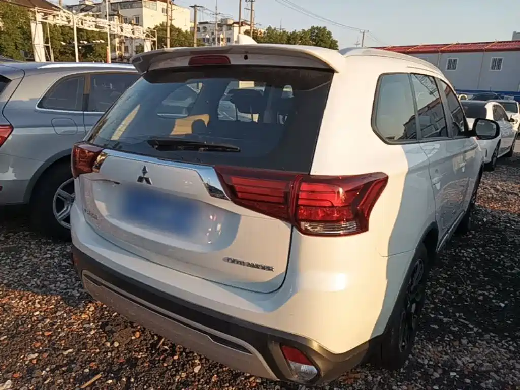 Mitsubishi Outlander — фото 7