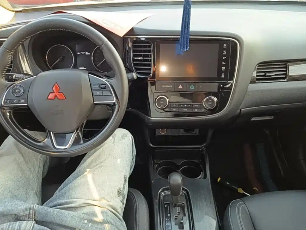 Mitsubishi Outlander — фото 10